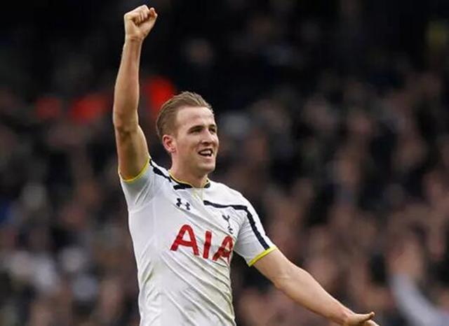 小伙把鱼钩直接绑在手指上钓鱼，上鱼场面相当炸裂.