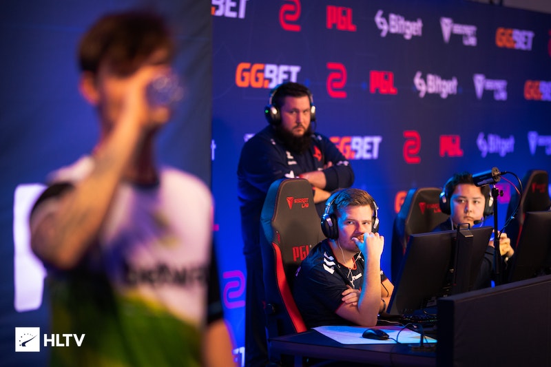 边后卫上抢 边后卫上抢